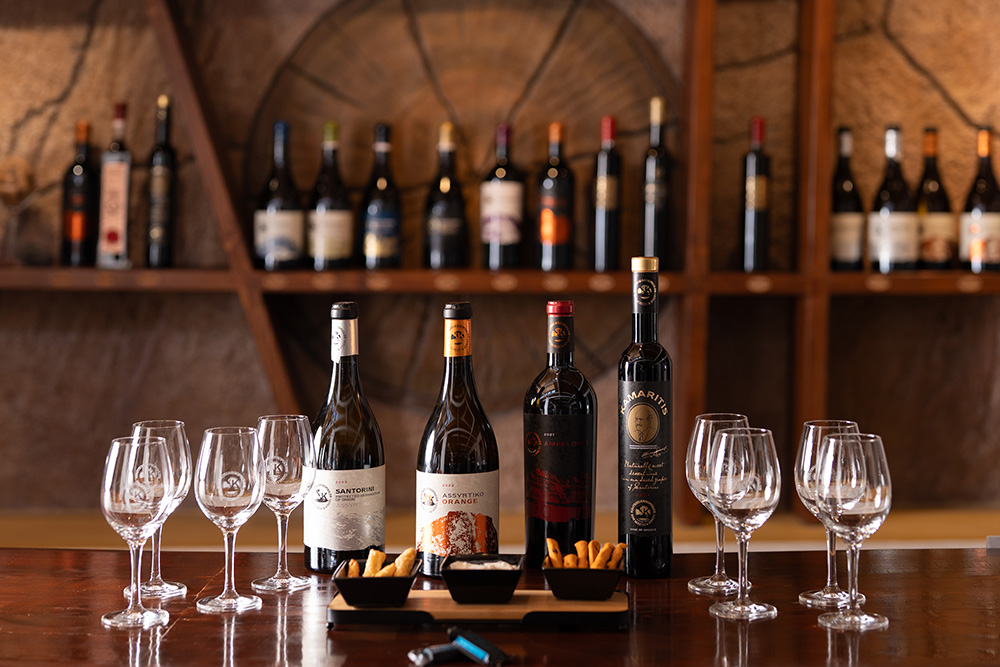 Hầm rượu vang Koutsoyannopoulos dưới lòng đất Santorini