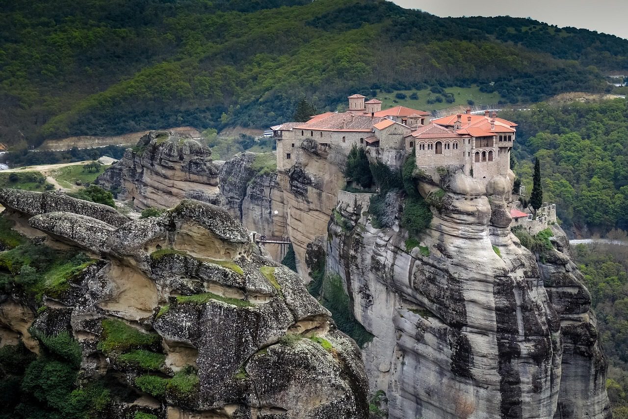 Kalambaka – Thị trấn dưới chân tu viện đá siêu thực Meteora